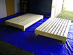 完成した２台のベッドフレームの写真