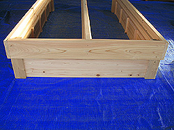 中間の床パネルを支える梁材