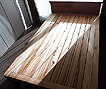 フレームと根太に松材を使用、床板に杉材を使用、ヘッドボードを杉材で作られた製品